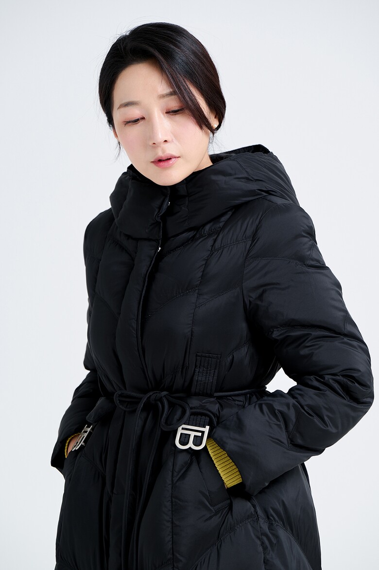 패딩 모델 착용 이미지-S9L10