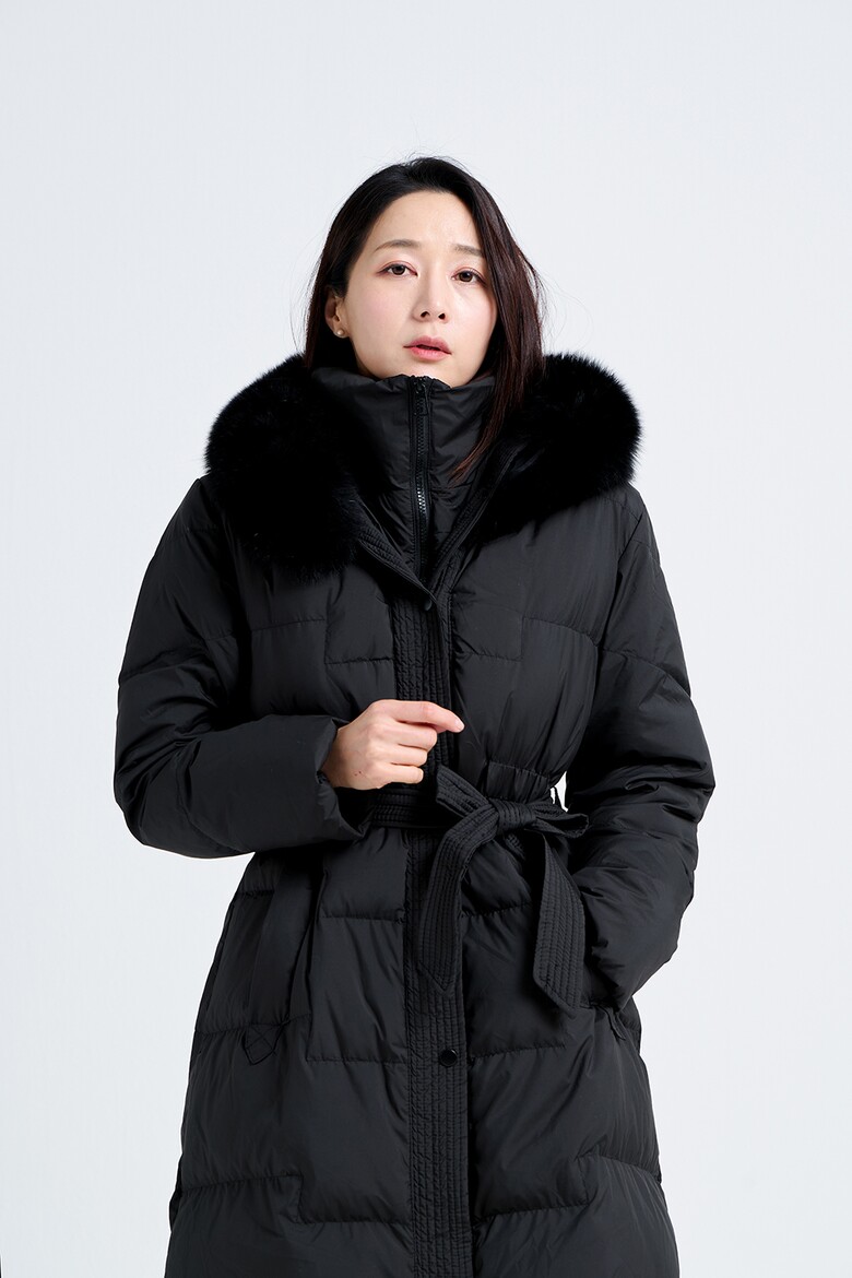 패딩 모델 착용 이미지-S7L4