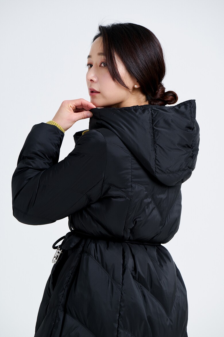 패딩 모델 착용 이미지-S9L7