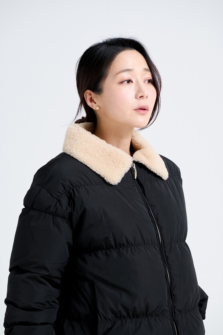 패딩 모델 착용 이미지-S18L11