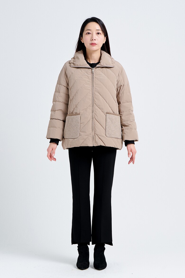 패딩 모델 착용 이미지-S17L28