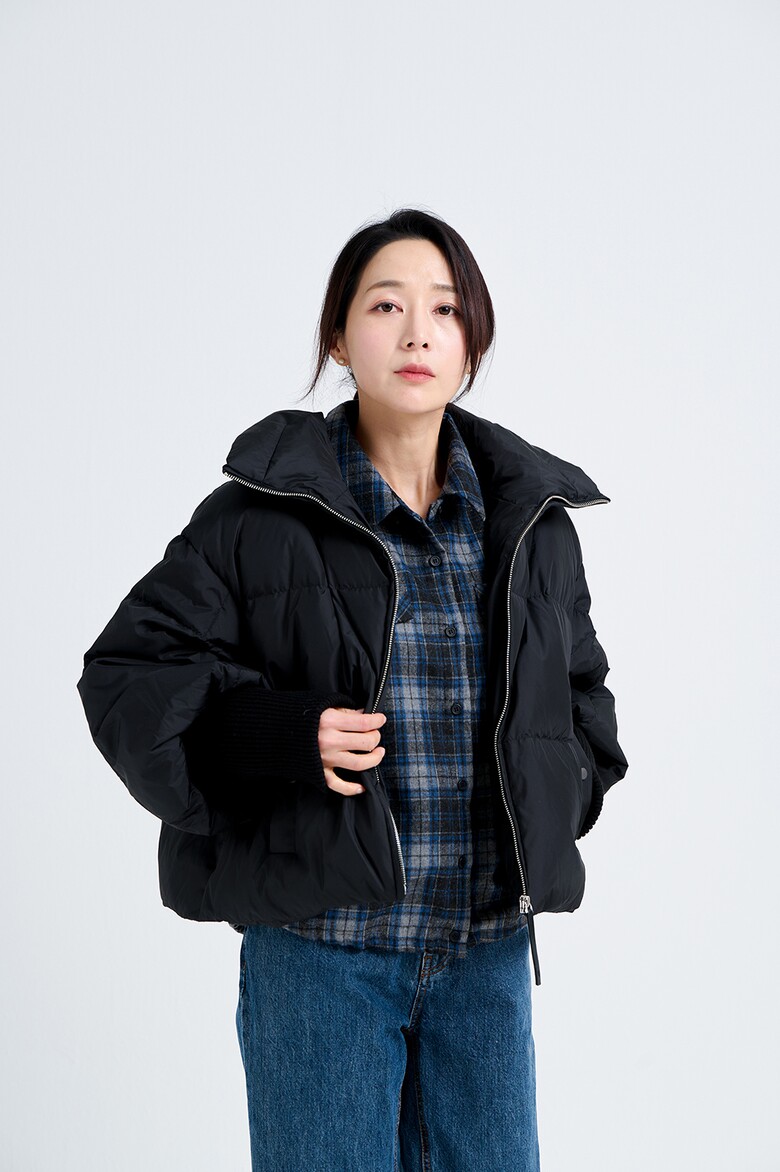 패딩 모델 착용 이미지-S18L22