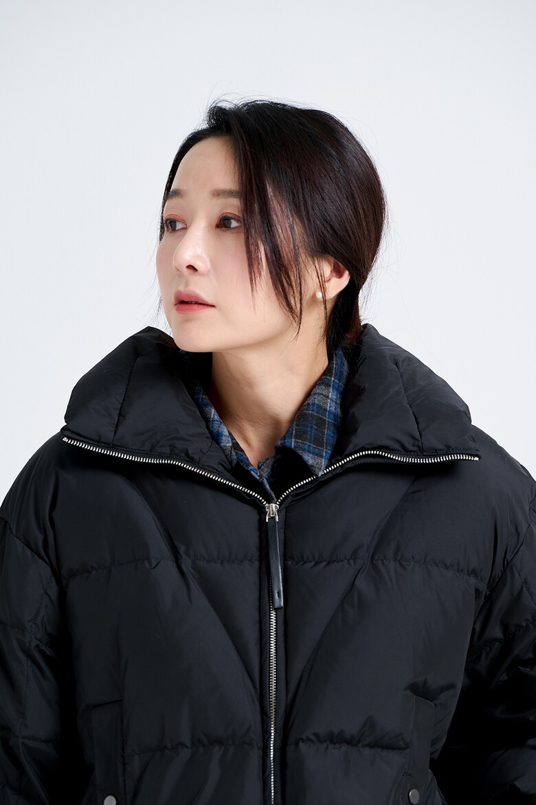 패딩 모델 착용 이미지-S18L13