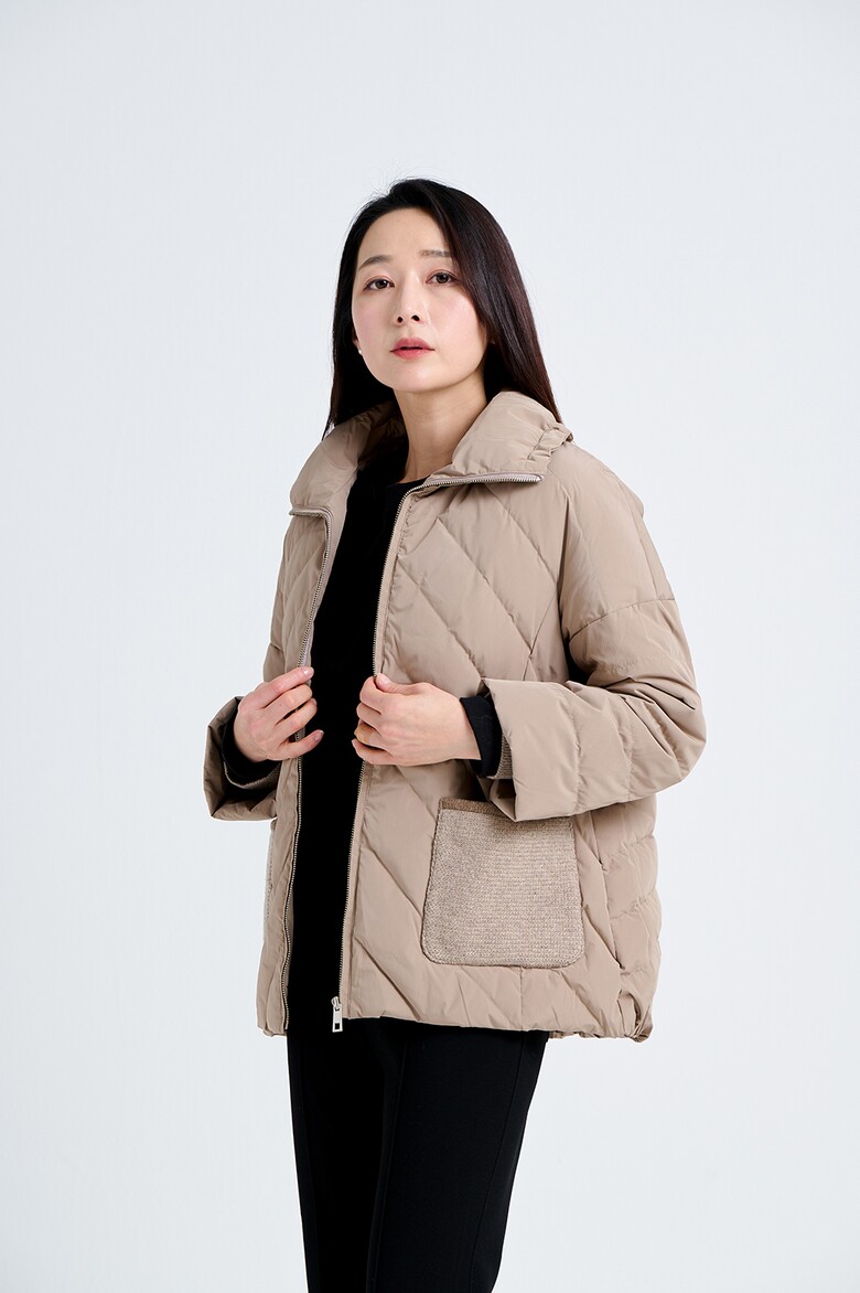 패딩 모델 착용 이미지-S17L16