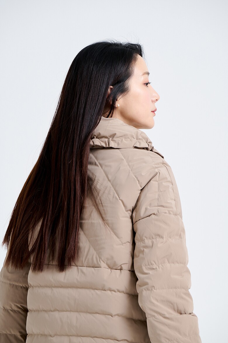 패딩 모델 착용 이미지-S17L11
