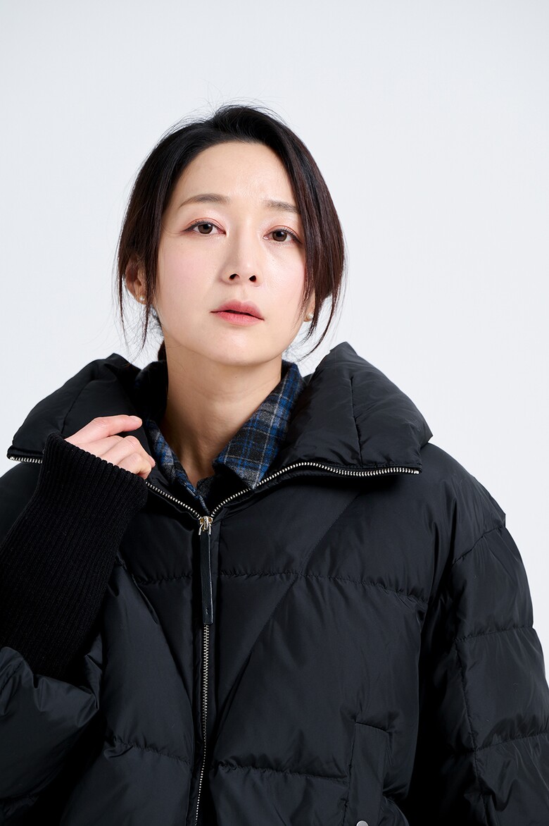 패딩 모델 착용 이미지-S18L14