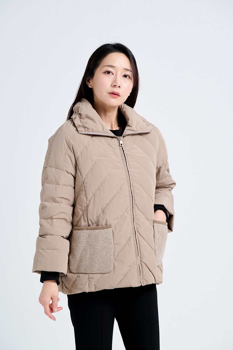 패딩 모델 착용 이미지-S17L13