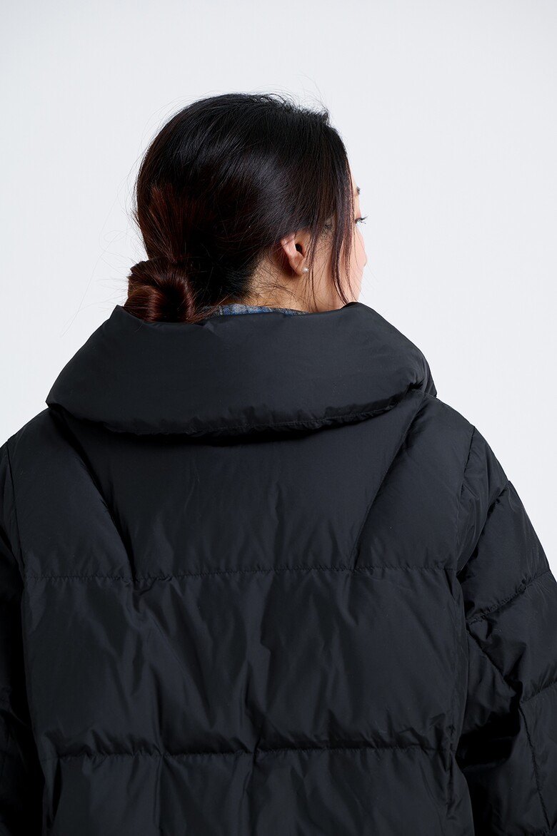 패딩 모델 착용 이미지-S18L17