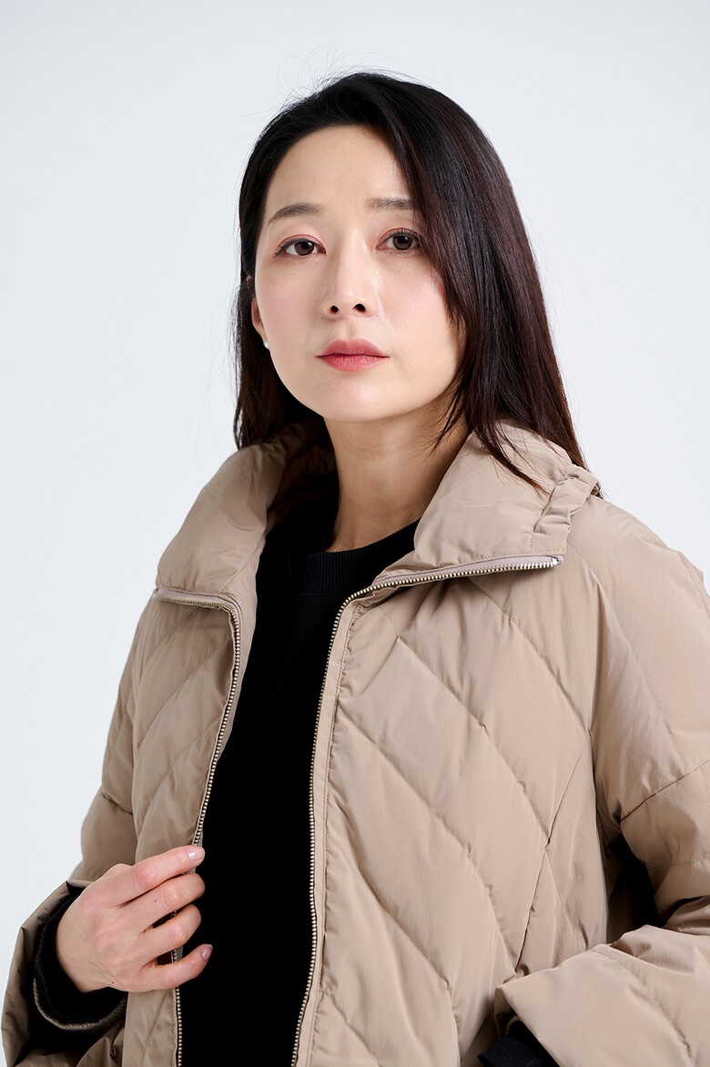 패딩 모델 착용 이미지-S17L24