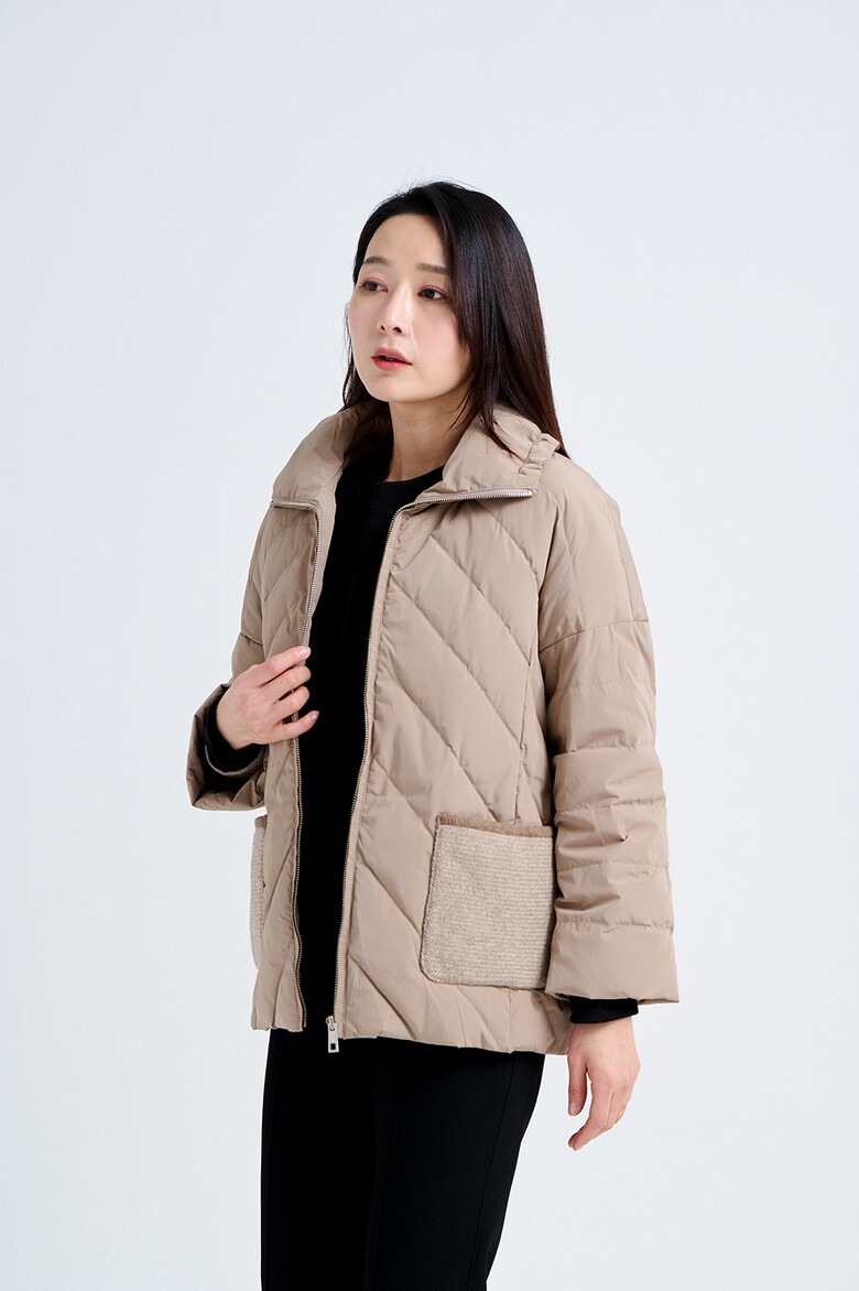 패딩 모델 착용 이미지-S17L27