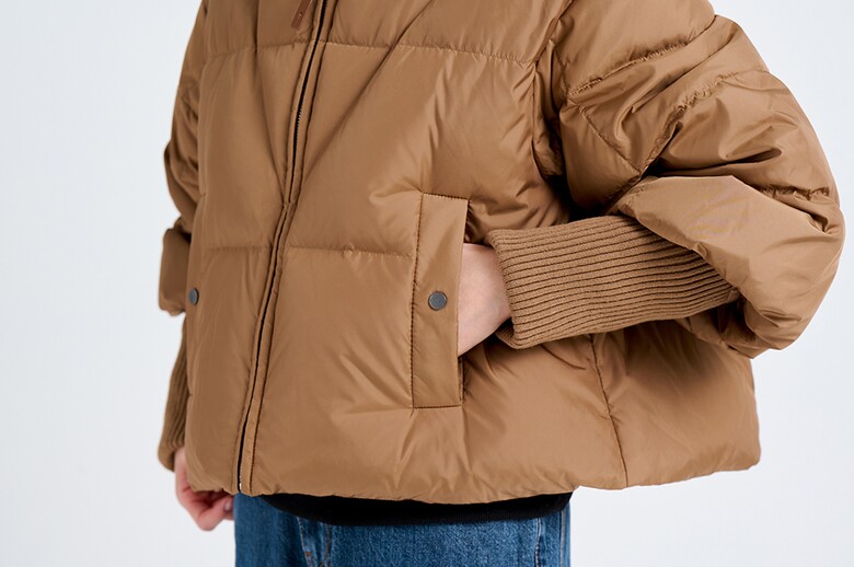 패딩 모델 착용 이미지-S21L38