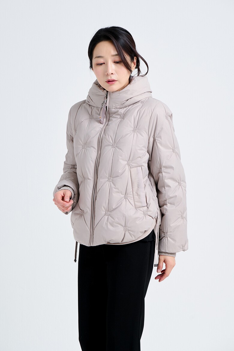 패딩 모델 착용 이미지-S21L6