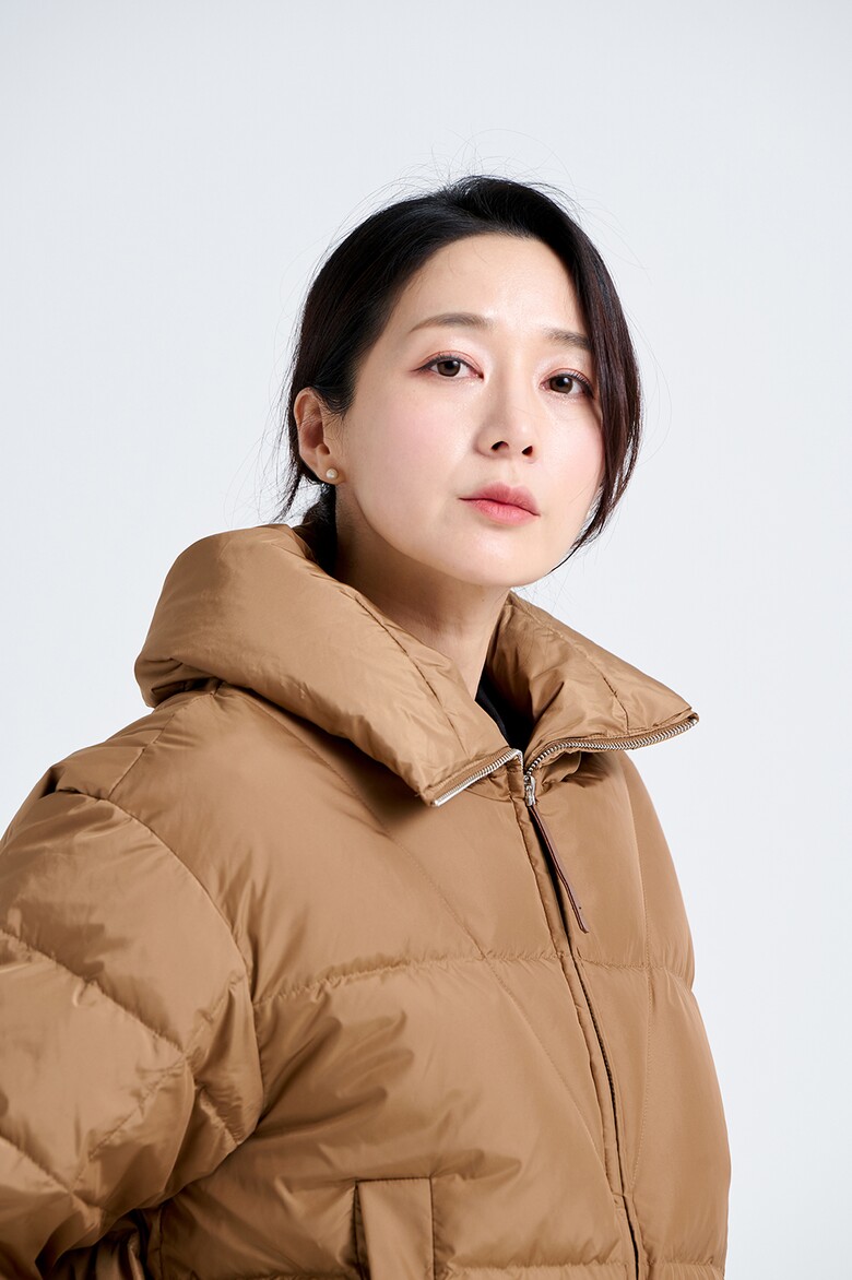 패딩 모델 착용 이미지-S21L15