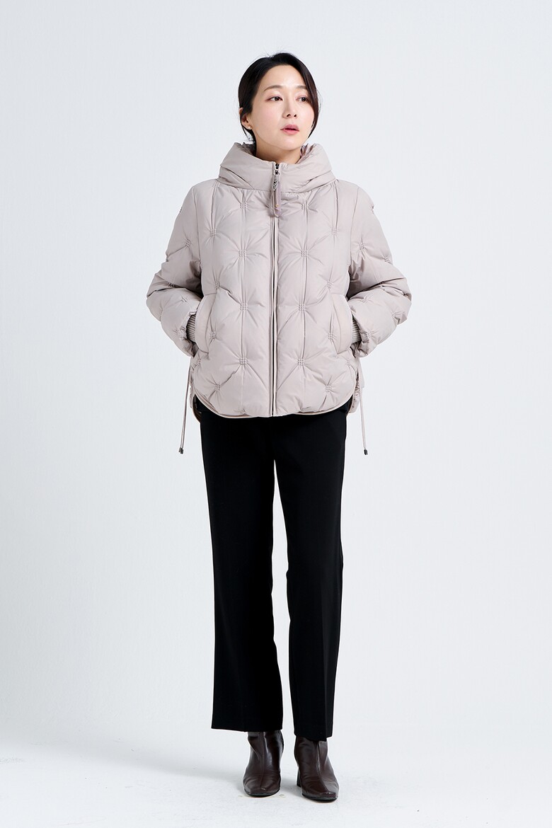 패딩 모델 착용 이미지-S21L1