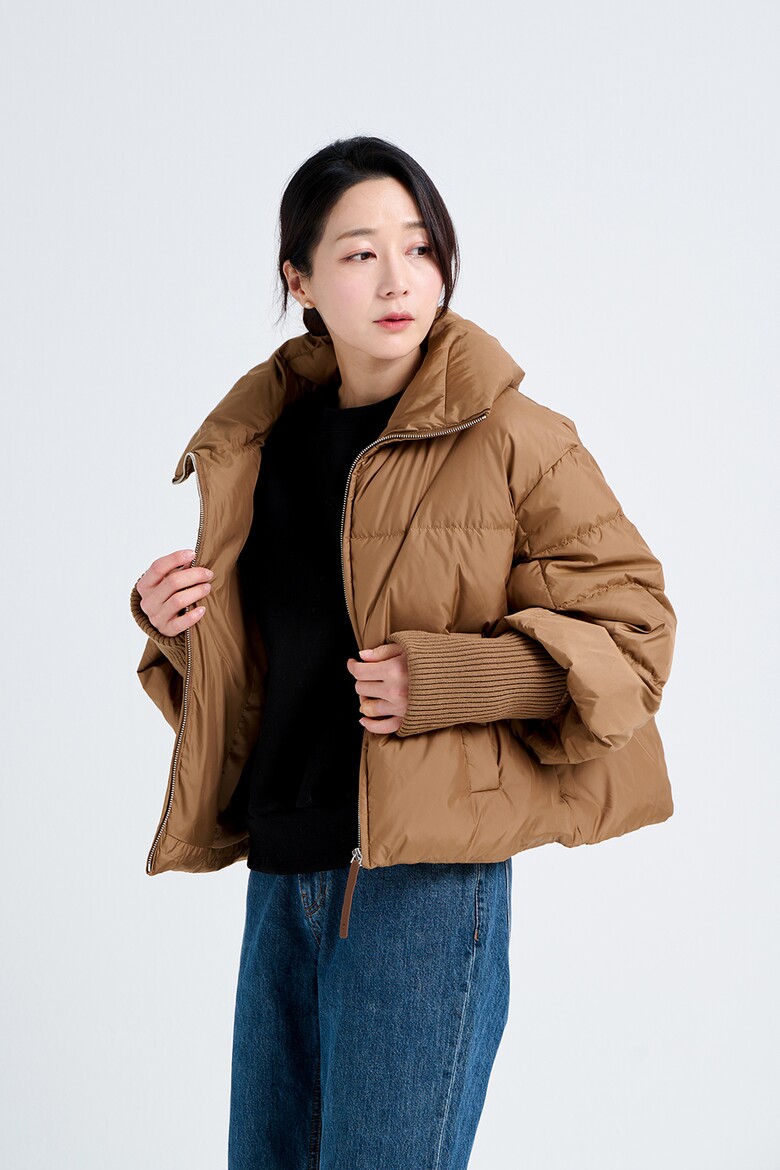 패딩 모델 착용 이미지-S21L23