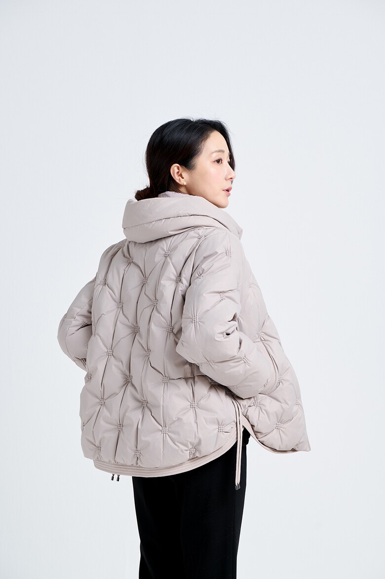 패딩 모델 착용 이미지-S21L23