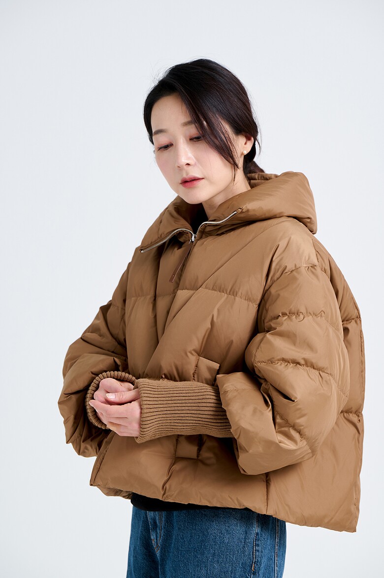 패딩 모델 착용 이미지-S21L13