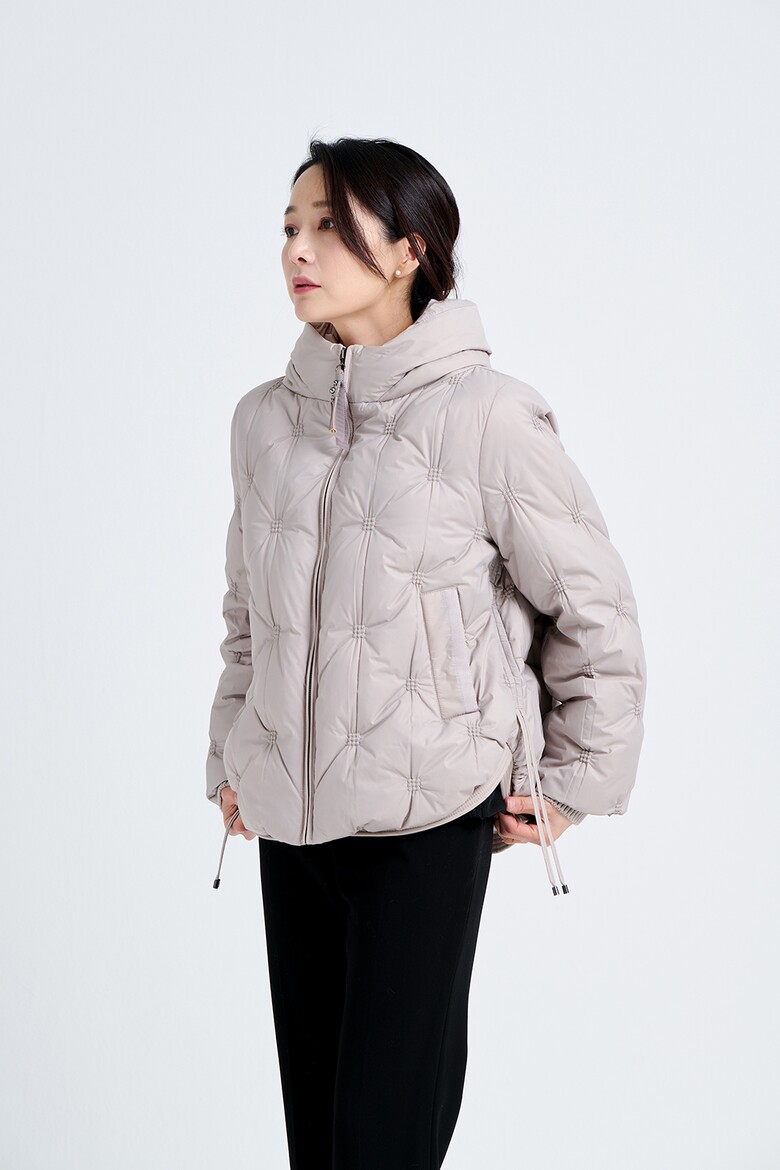 패딩 모델 착용 이미지-S21L7