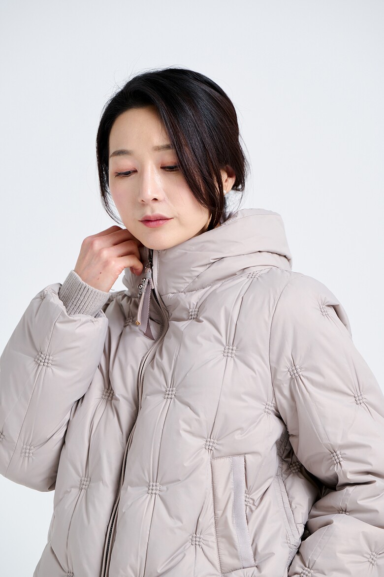 패딩 모델 착용 이미지-S21L15