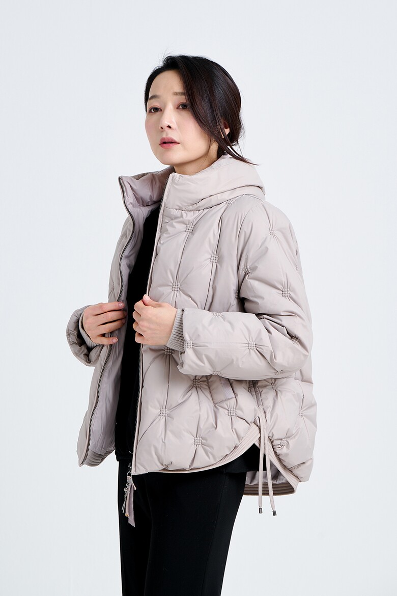 패딩 모델 착용 이미지-S21L21