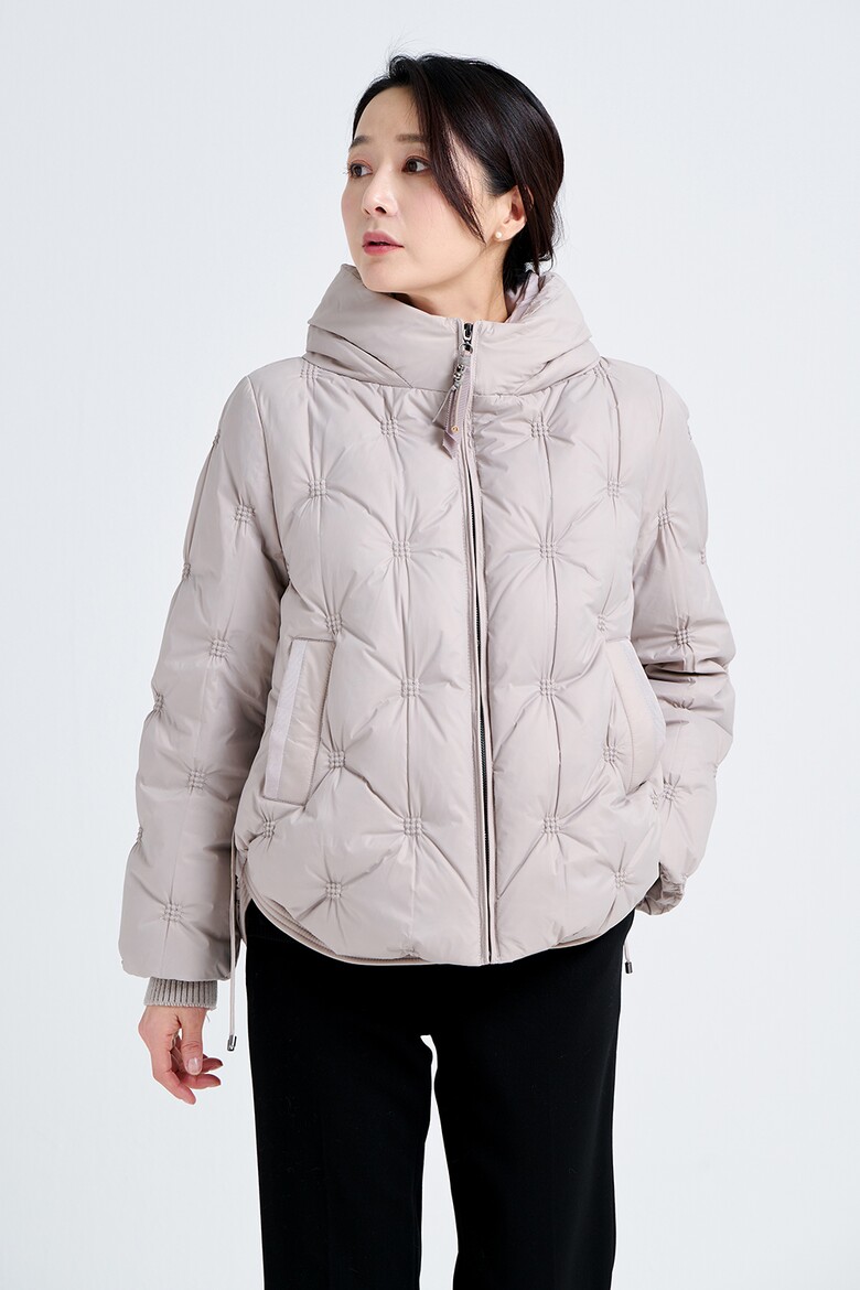 패딩 모델 착용 이미지-S21L4