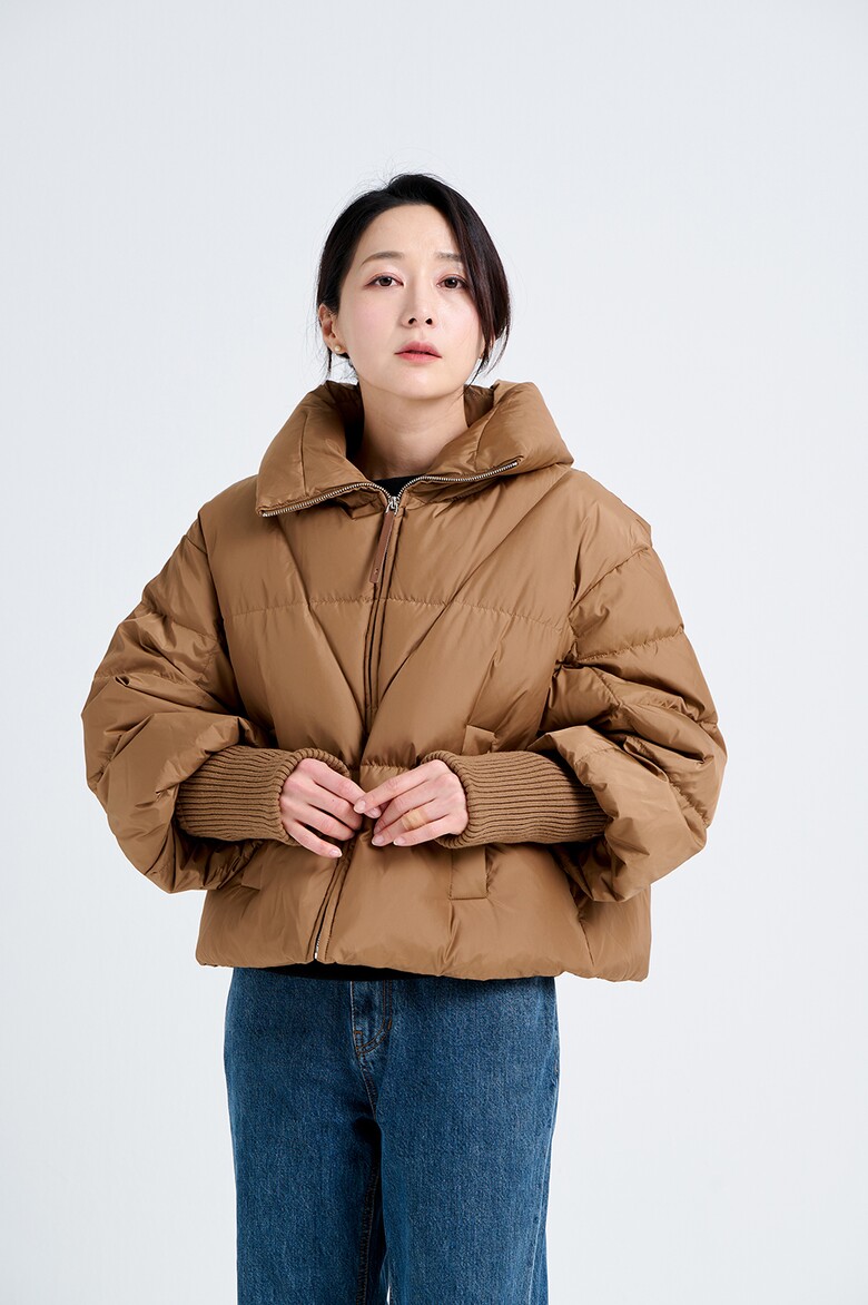 패딩 모델 착용 이미지-S21L11