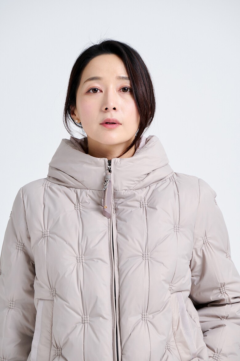 패딩 모델 착용 이미지-S21L14