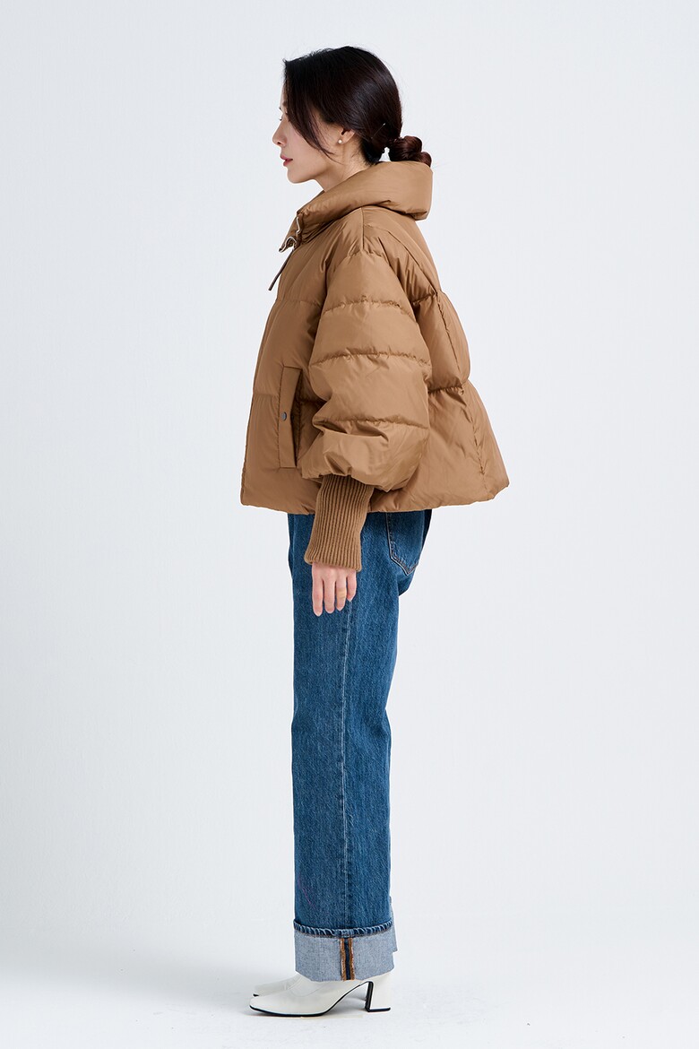 패딩 모델 착용 이미지-S21L34