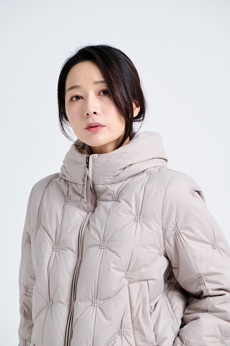 패딩 모델 착용 이미지-S21L16