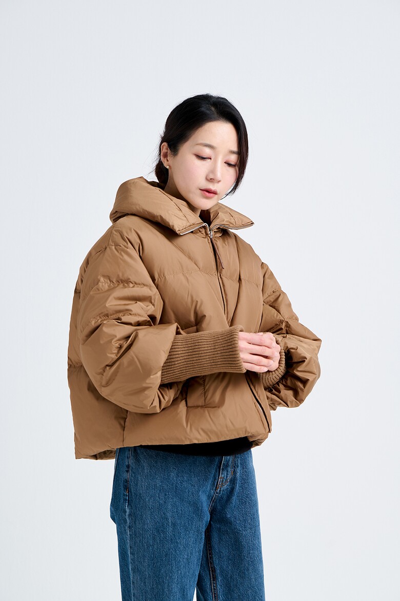 패딩 모델 착용 이미지-S21L17