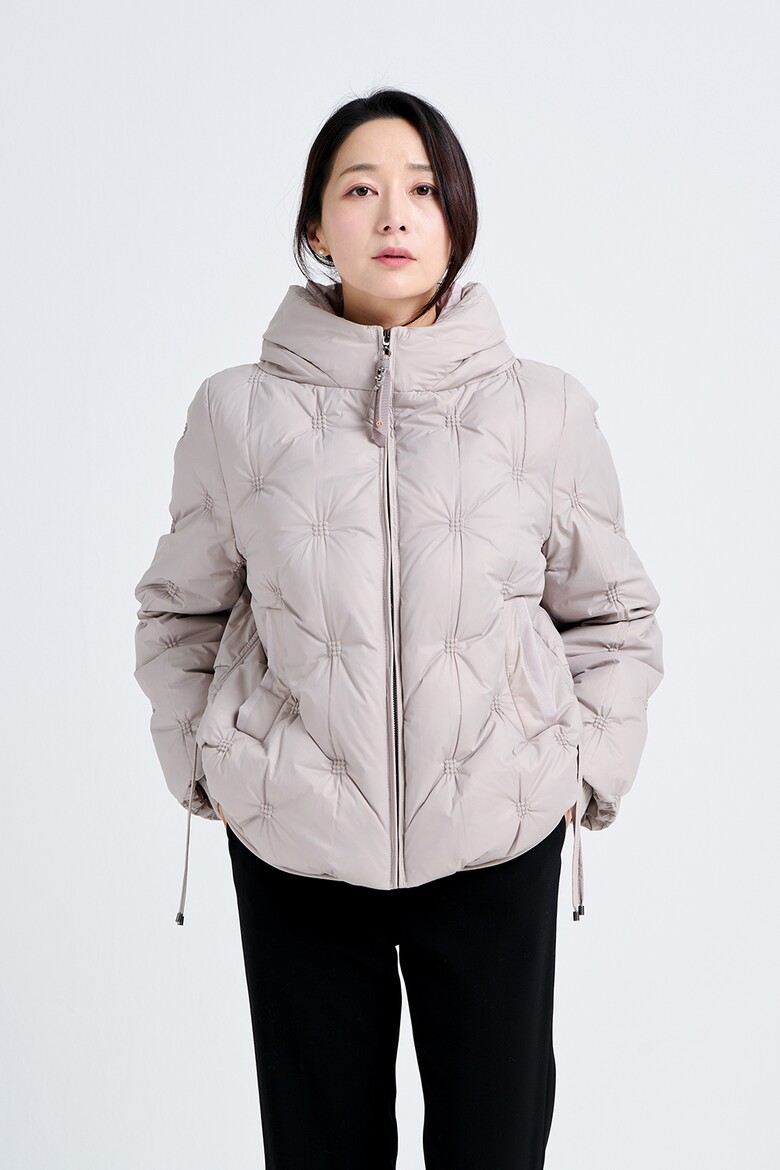 패딩 모델 착용 이미지-S21L13