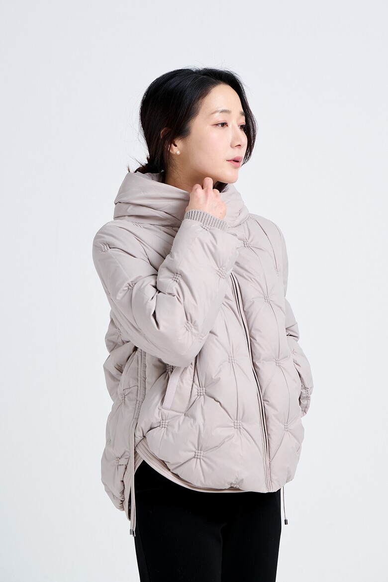 패딩 모델 착용 이미지-S21L12