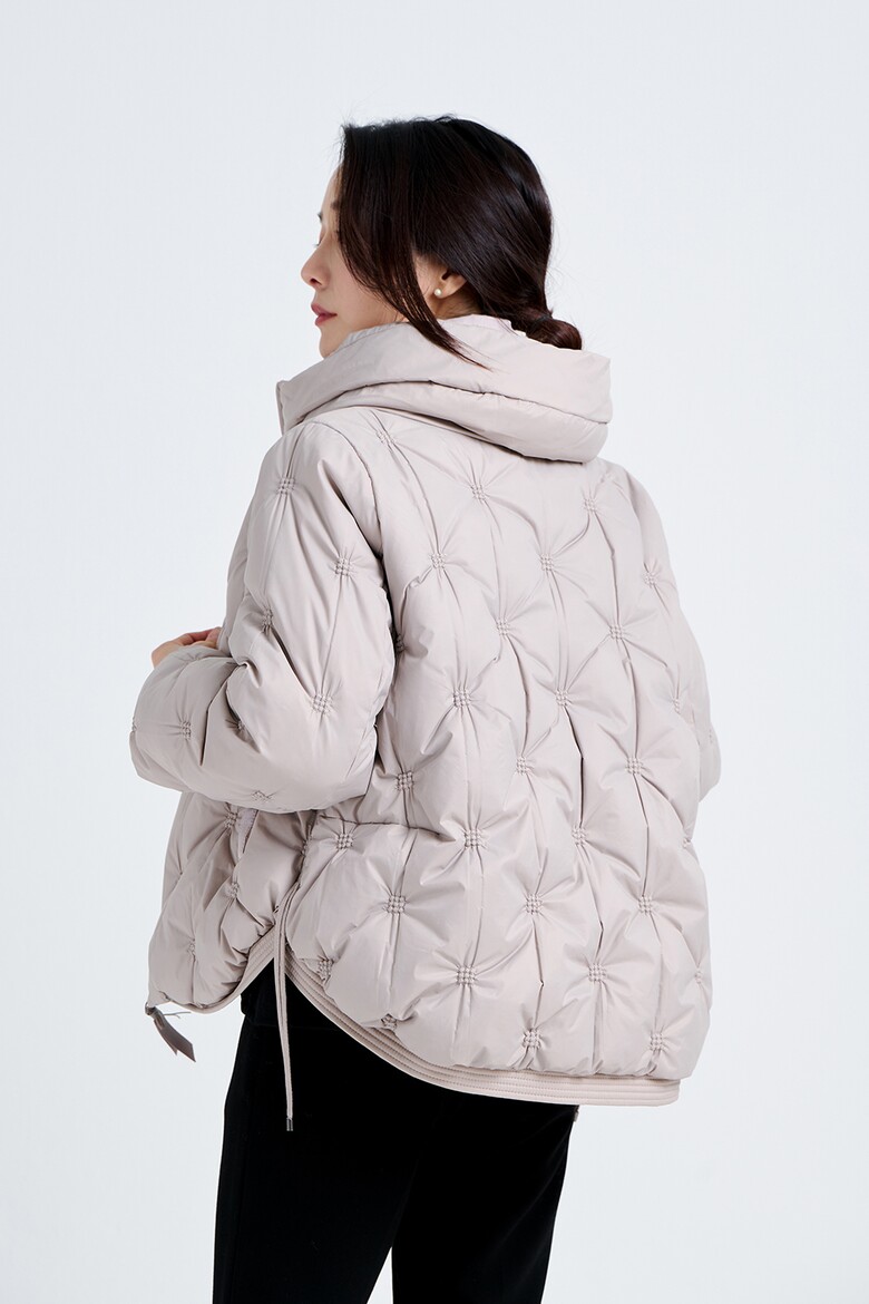 패딩 모델 착용 이미지-S21L22