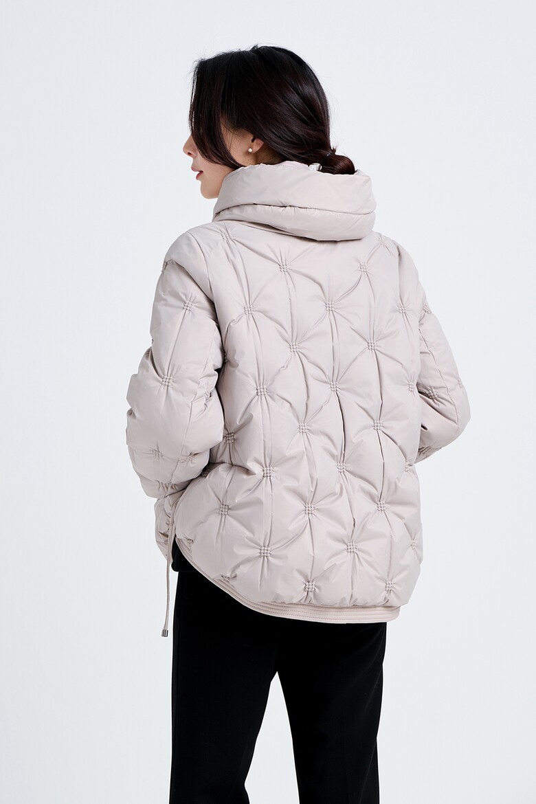 패딩 모델 착용 이미지-S21L10