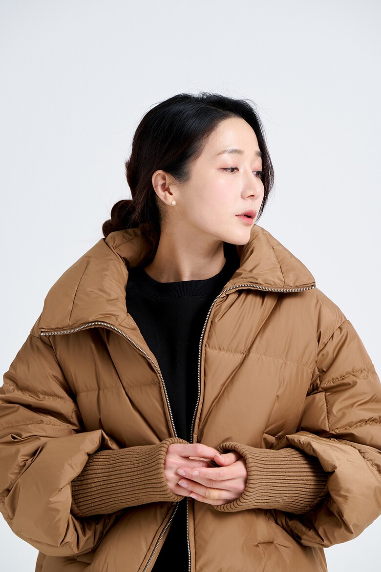 패딩 모델 착용 이미지-S21L29