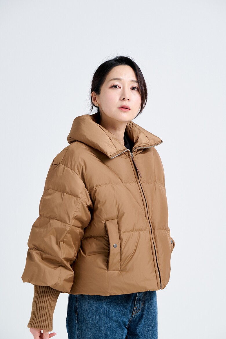 패딩 모델 착용 이미지-S21L10