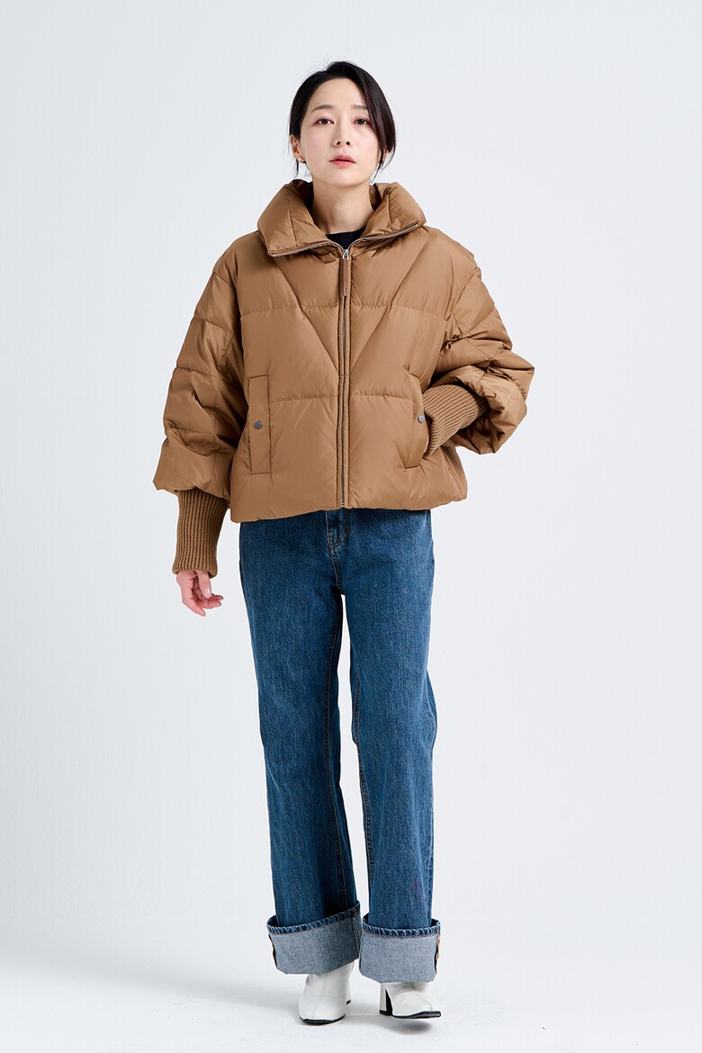 패딩 모델 착용 이미지-S21L3