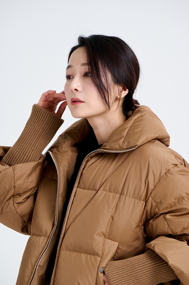 패딩 모델 착용 이미지-S21L31