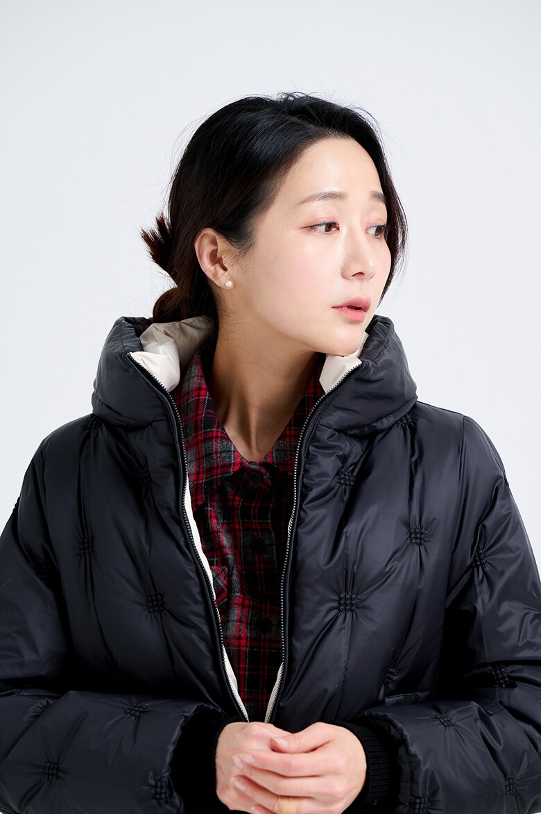 패딩 모델 착용 이미지-S20L8