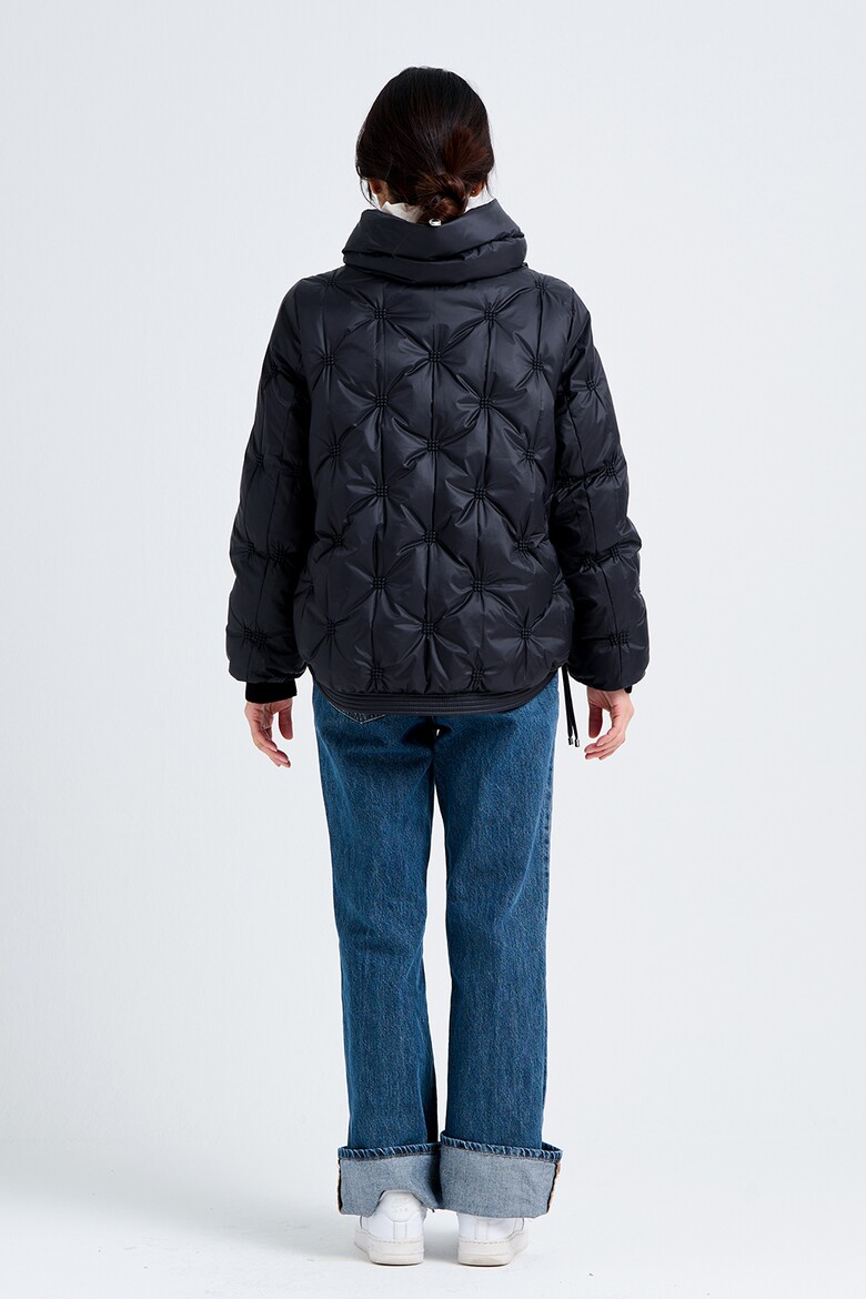 패딩 모델 착용 이미지-S20L11