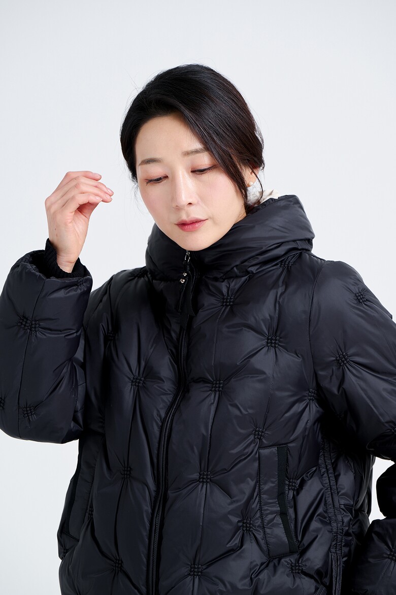 패딩 모델 착용 이미지-S20L3