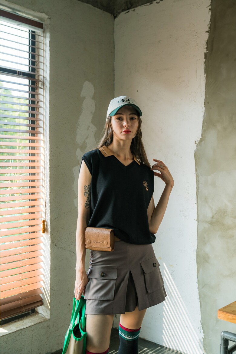 민소매 모델 착용 이미지-S1L5