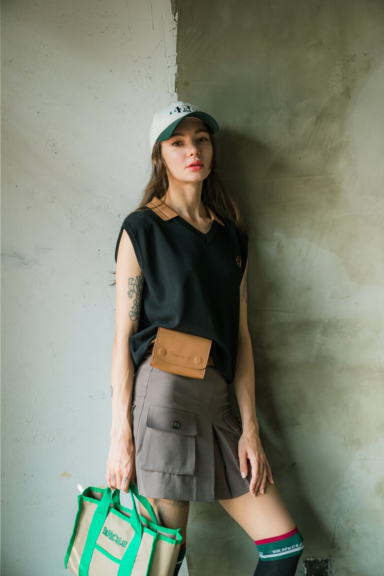 민소매 모델 착용 이미지-S1L6