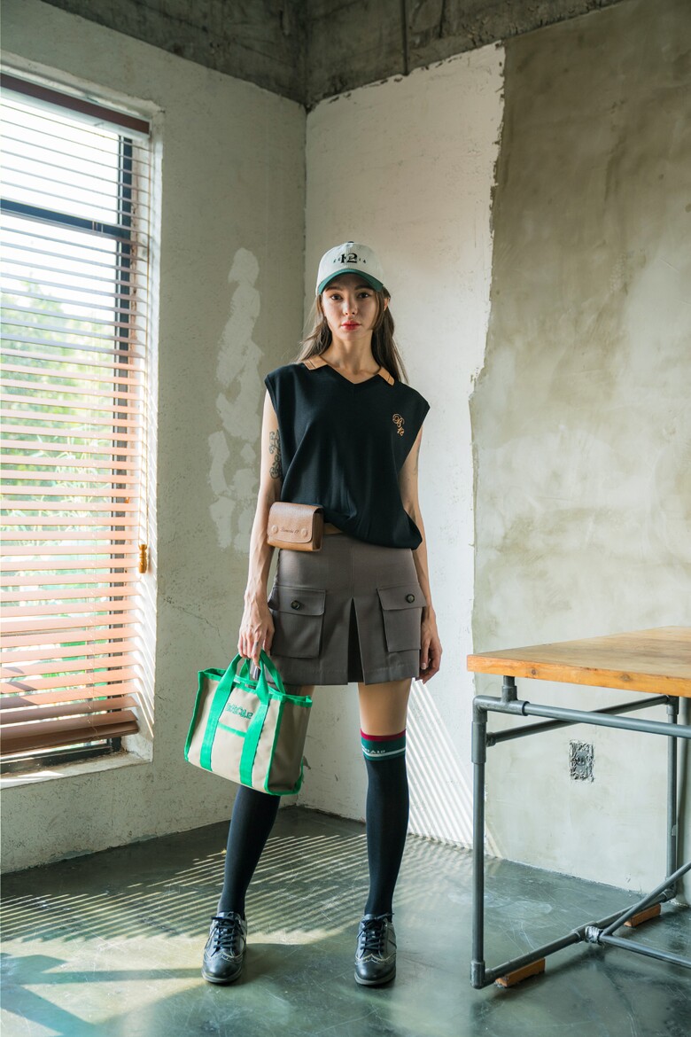 민소매 모델 착용 이미지-S1L15