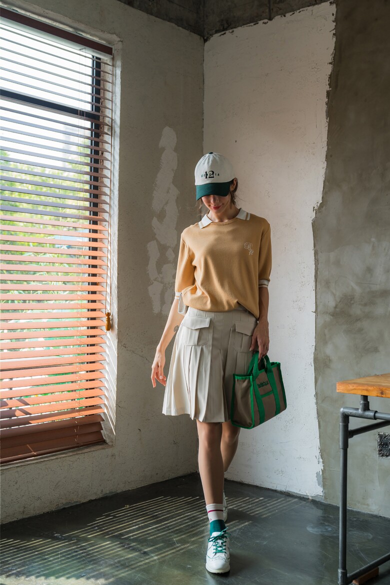 가방 모델 착용 이미지-S8L5