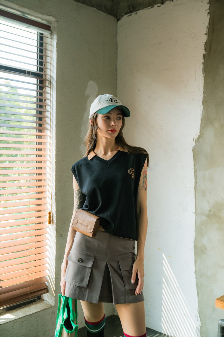 민소매 모델 착용 이미지-S1L7