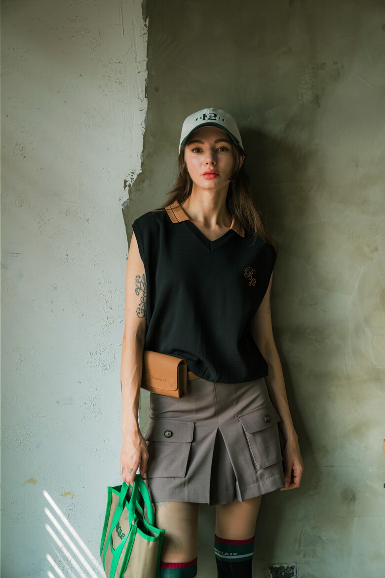 민소매 모델 착용 이미지-S1L8