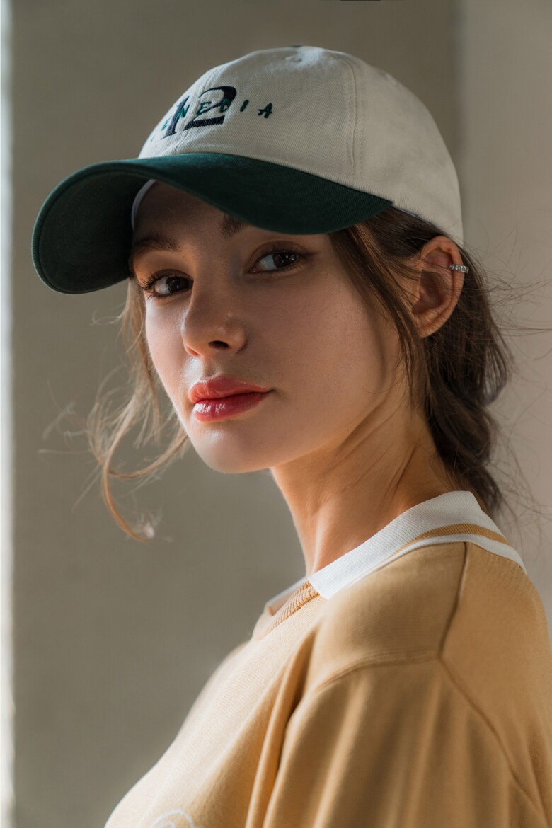 모자 모델 착용 이미지-S3L2