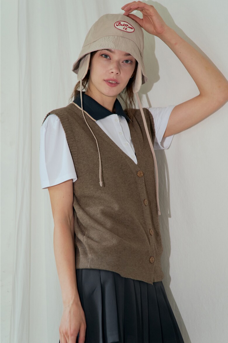 민소매 모델 착용 이미지-S1L3