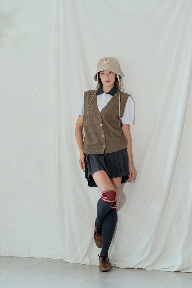 민소매 모델 착용 이미지-S1L7